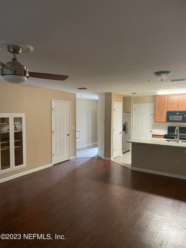 Building Photo - 876 Black Cherry Dr S