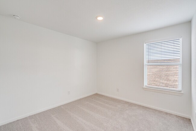 Building Photo - 3335 Gingham Pt