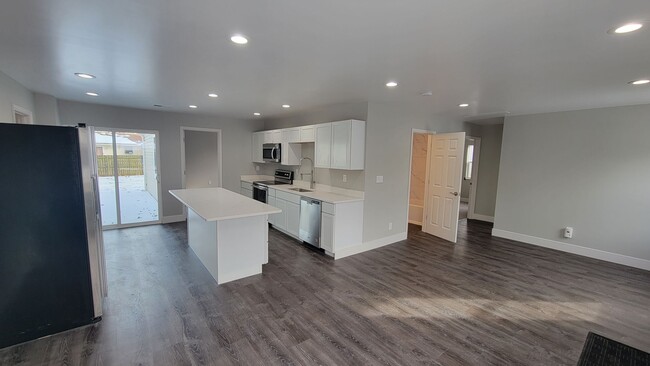 Building Photo - Fully Furnished rental with excellent cent...
