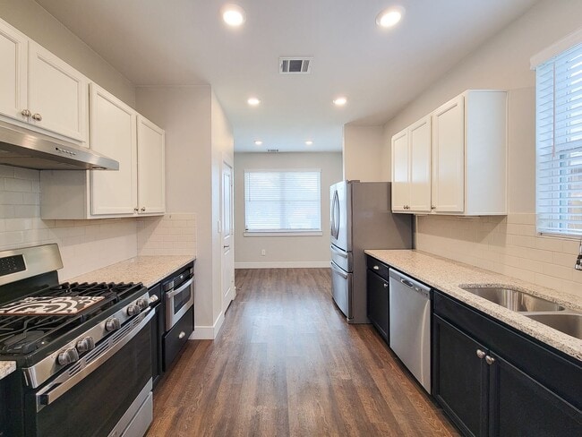 Building Photo - Very functional floor plan, has game room/home office, covered back patio on a big lot. Primary o...