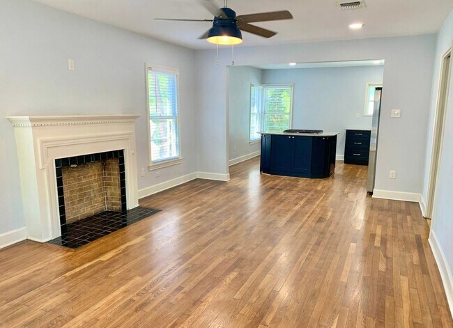 Building Photo - AMAZING 2 Bedroom / 1 Bath Home!