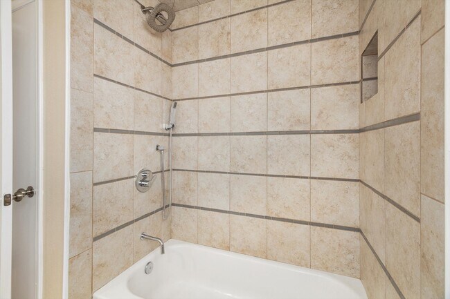 Building Photo - 7218 Foxway Ln