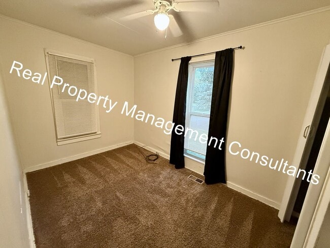 Building Photo - 3 Bedroom with Spacious Backyard