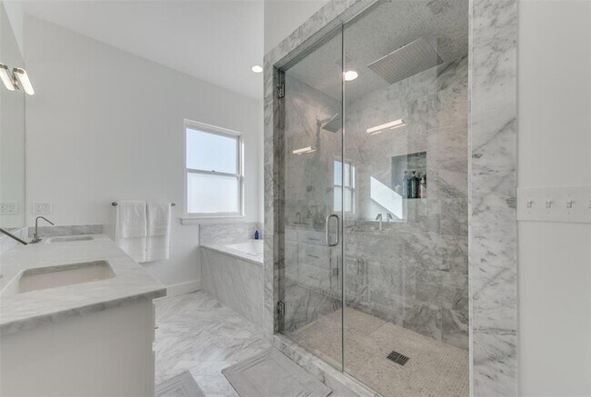 Building Photo - 418 NE 2nd St