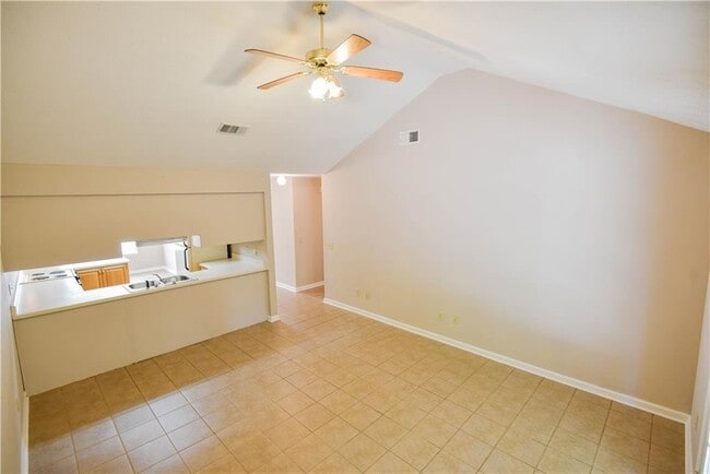 Building Photo - Duplex Available in August!