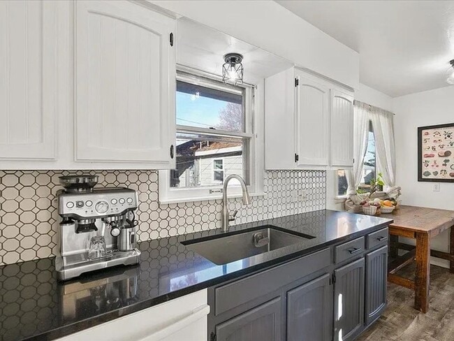 Building Photo - SPACIOUS 3BD/1BA SOUTH HILL HOME | ATTACHED GARAGE | FENCED YARD | W/D HOOKUPS | AVAIL JULY 1