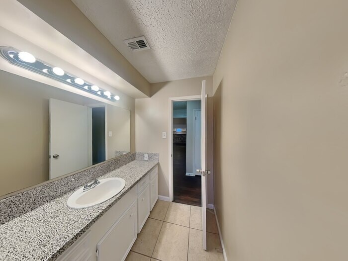 Building Photo - 17435 Bonnie Sean Dr