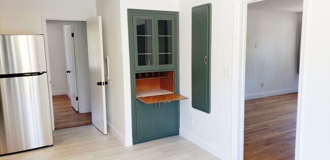 Building Photo - Newly Renovated 2 BD Brick Bungalow in Riverwalk District!