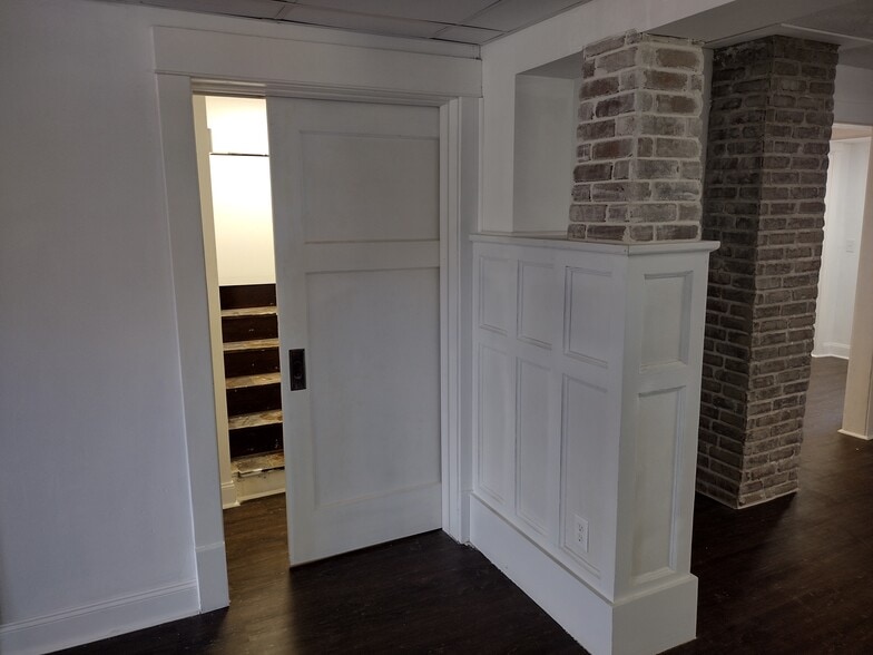 Building Photo - 337 W South St