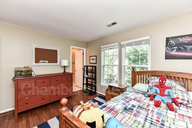 Building Photo - 641 Meade Dr SW