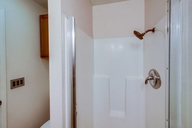 Building Photo - Beautiful 2 Story Townhouse with Prime Location!!