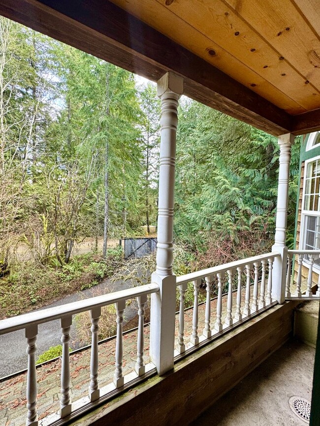 Building Photo - Expansive Bainbridge Island home and prope...