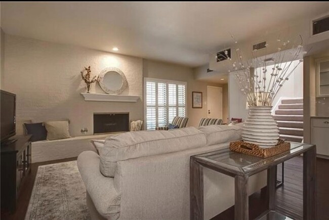 Living Area - 3005 Tanglewood Park W