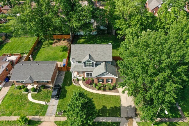 Building Photo - Stunning 4-bedroom, 2.5-bathroom rental of...