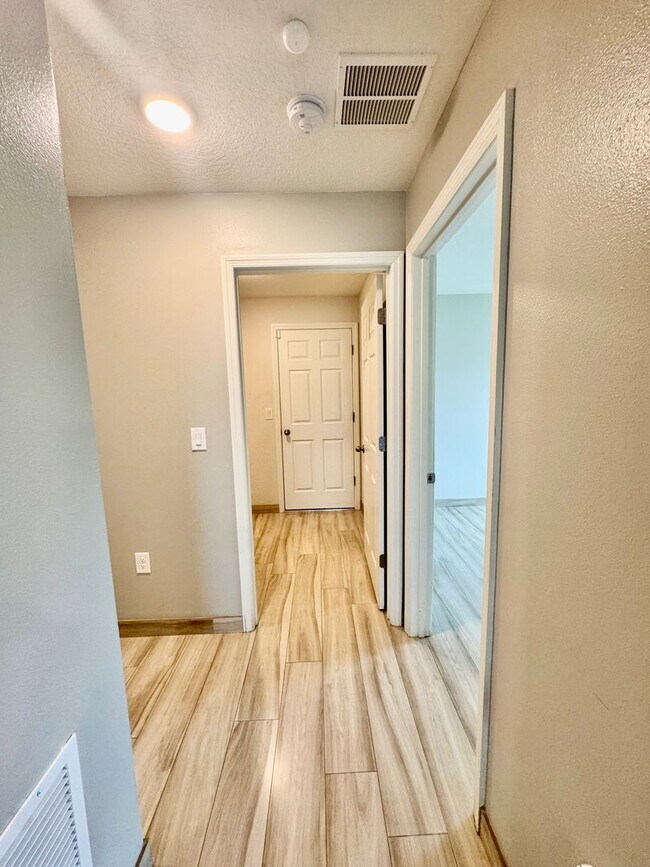 Building Photo - Beautiful 4-Bed, 2-Bath Home in a Prime Location!
