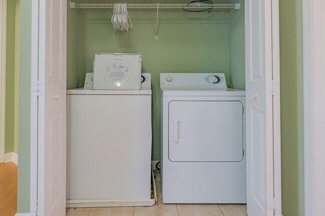 Building Photo - Modern 3-Bed Townhome with Garage & Patio in Casselberry – In-Unit Laundry, Central AC!