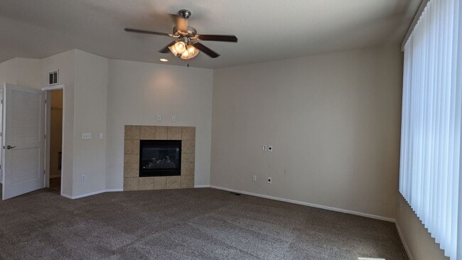 Building Photo - 2 STORY END UNIT TOWNHOME W/DETACHED 2 CAR...