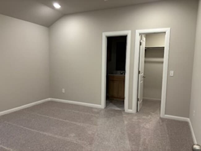 Building Photo - Charming Home! First Month Free!