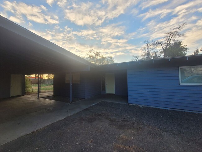 Building Photo - Comfortable 3 bedroom with carport in Mose...