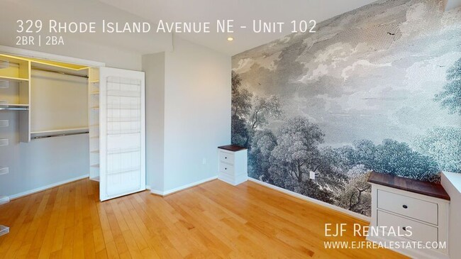 Building Photo - Newly Renovated Two Bedroom W/Floor to Cei...