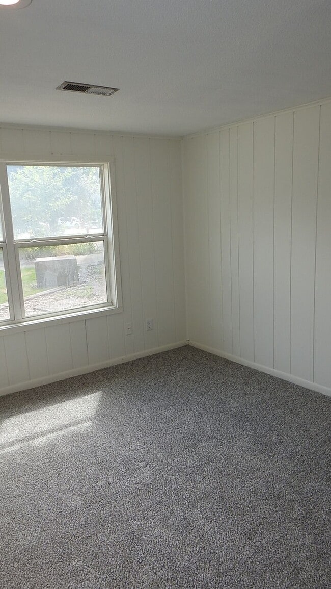 Building Photo - Rental Ready- Townhome in Raytown - 3bed 1...