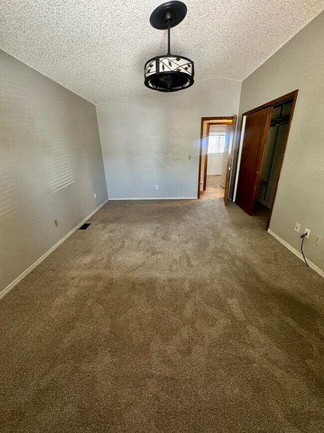 Building Photo - 3 Bedroom Tri-level in Briargate