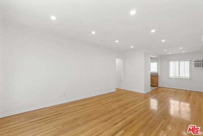 Building Photo - 1235 N Harper Ave