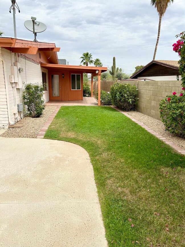 Building Photo - 2601 E Cinnabar Ave