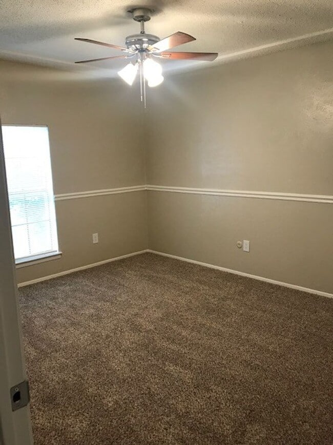 Building Photo - 3 bedroom in quiet subdivision