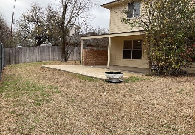 Building Photo - 1701 Tanglewood Dr