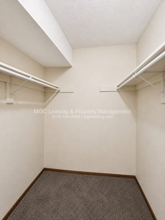 Building Photo - Chapel Oaks Community of Lee's Summit - $500 off September rent with immediate move in!!