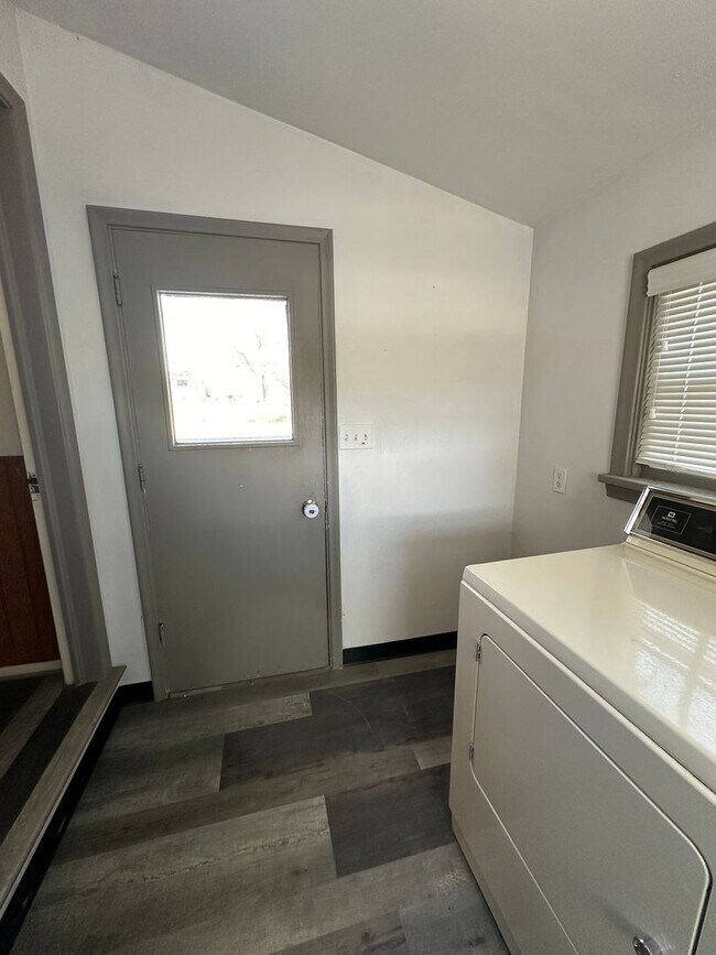 Building Photo - THIS IS A LEASE TAKEOVER, PLEASE CONTACT THE CURRENT TENANT, DANIEL @ 208-883-2854 - Super Cute 3...