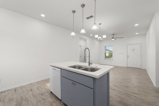 Building Photo - 2718 Maria Dr