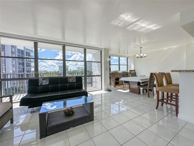 Building Photo - 800 Parkview Dr