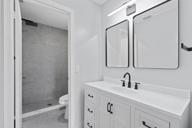 Building Photo - 350 Club Cir