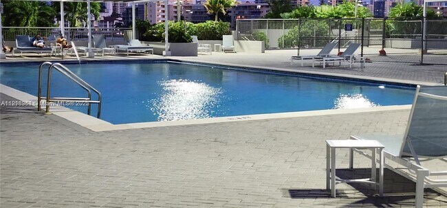 Building Photo - 18021 Biscayne Blvd