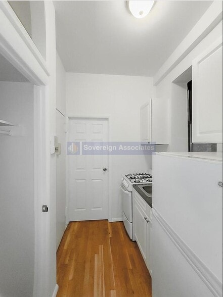 Building Photo - 208 W 82nd St
