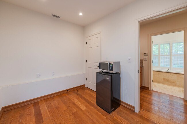 Building Photo - Valmonte 3 bed/3 bath Home plus guest house.