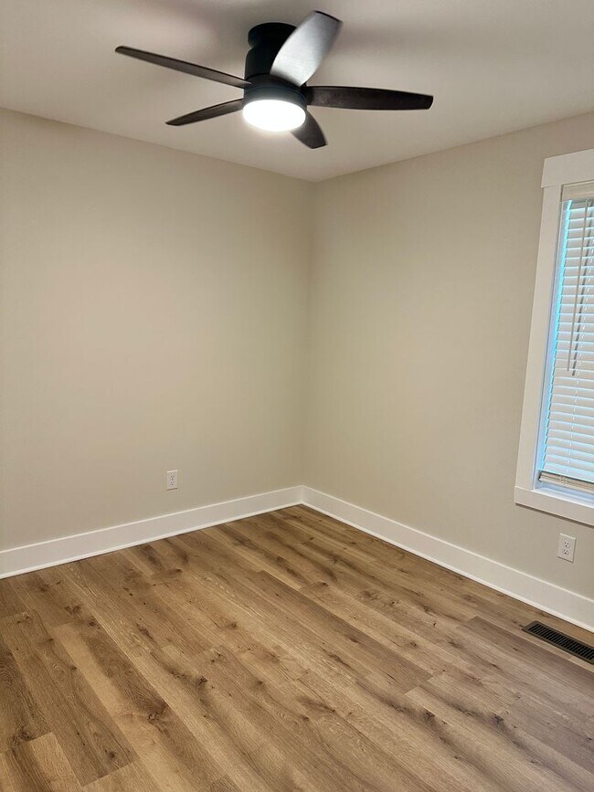 Building Photo - 102 W 15th Ave