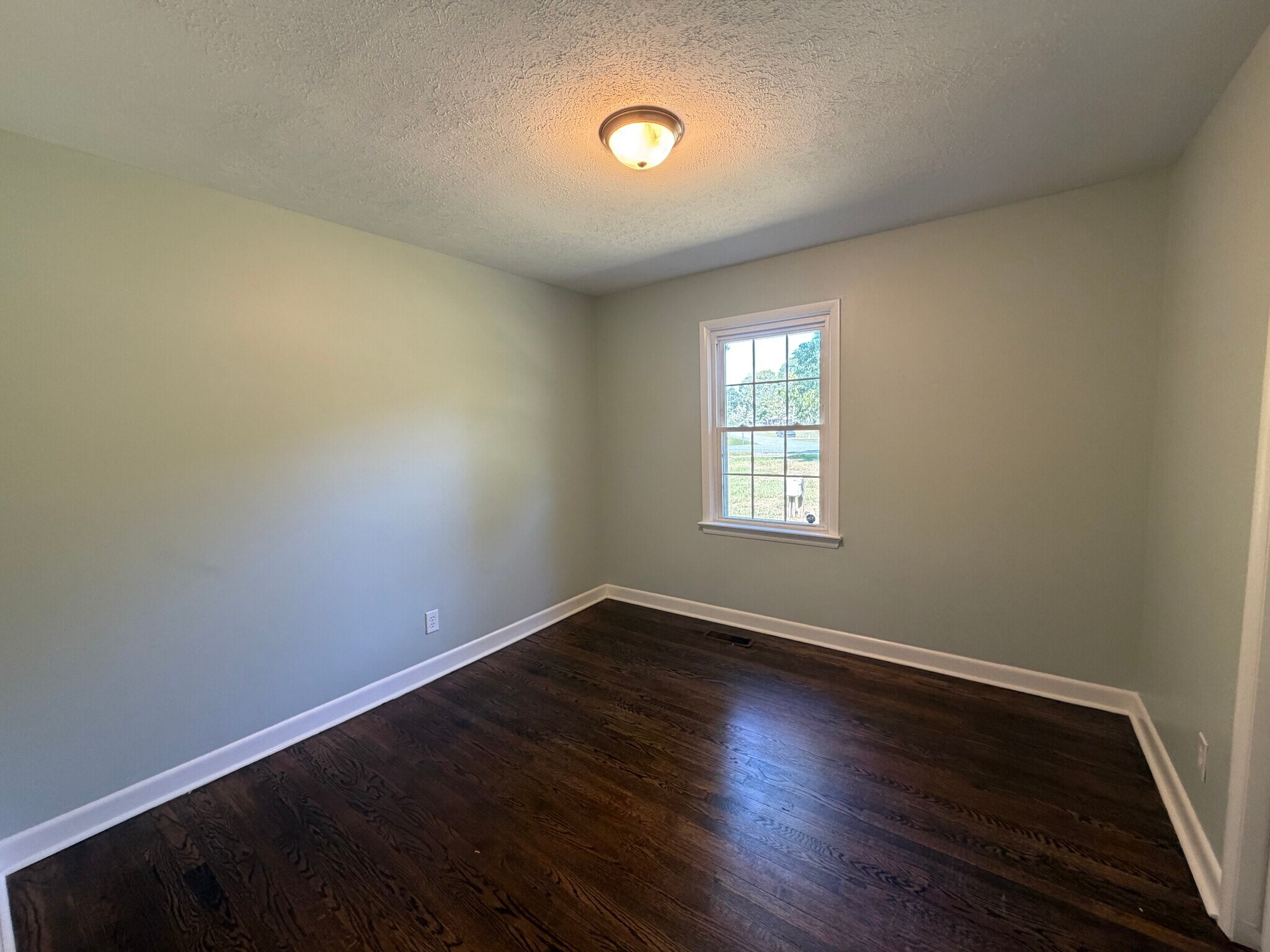 Building Photo - 127 Oak Circle Dr