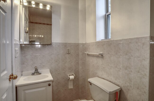 Building Photo - 703 Park Ave