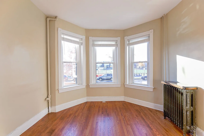Building Photo - Fully Renovated 3 BR/1.5 BA Apartment in C...