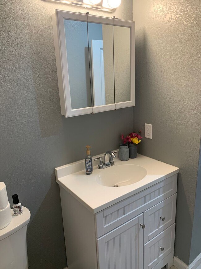 Building Photo - 903 E Carson St