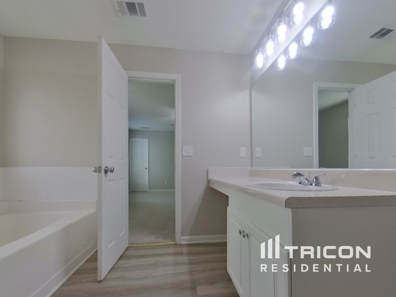 Building Photo - 3011 Summer Breeze Dr