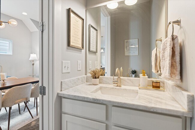 Building Photo - Beautiful Home in Nashville!