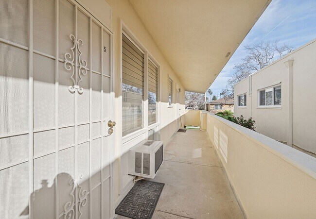 Building Photo - 333 Rexford Dr