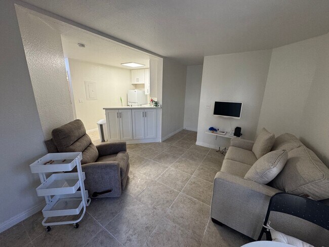 Building Photo - Adorable & Affordable Ground-Floor Condo w...
