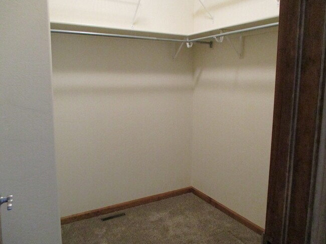 Building Photo - Unfurnished 3 Bed, 2 Bath Home for Rent in Lake Forest