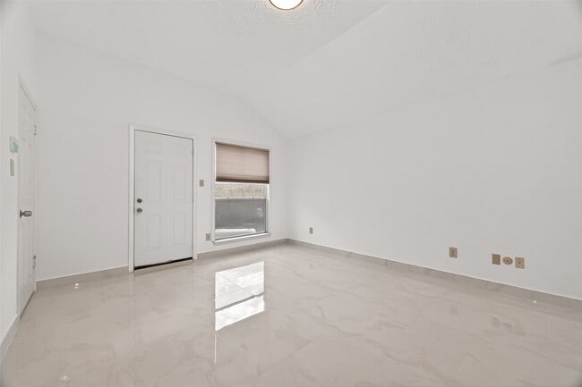 Building Photo - 3306 S Greenpark Dr