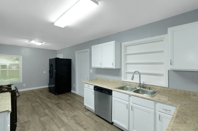 Building Photo - Spacious 4 Bed 3 Bath SFH!